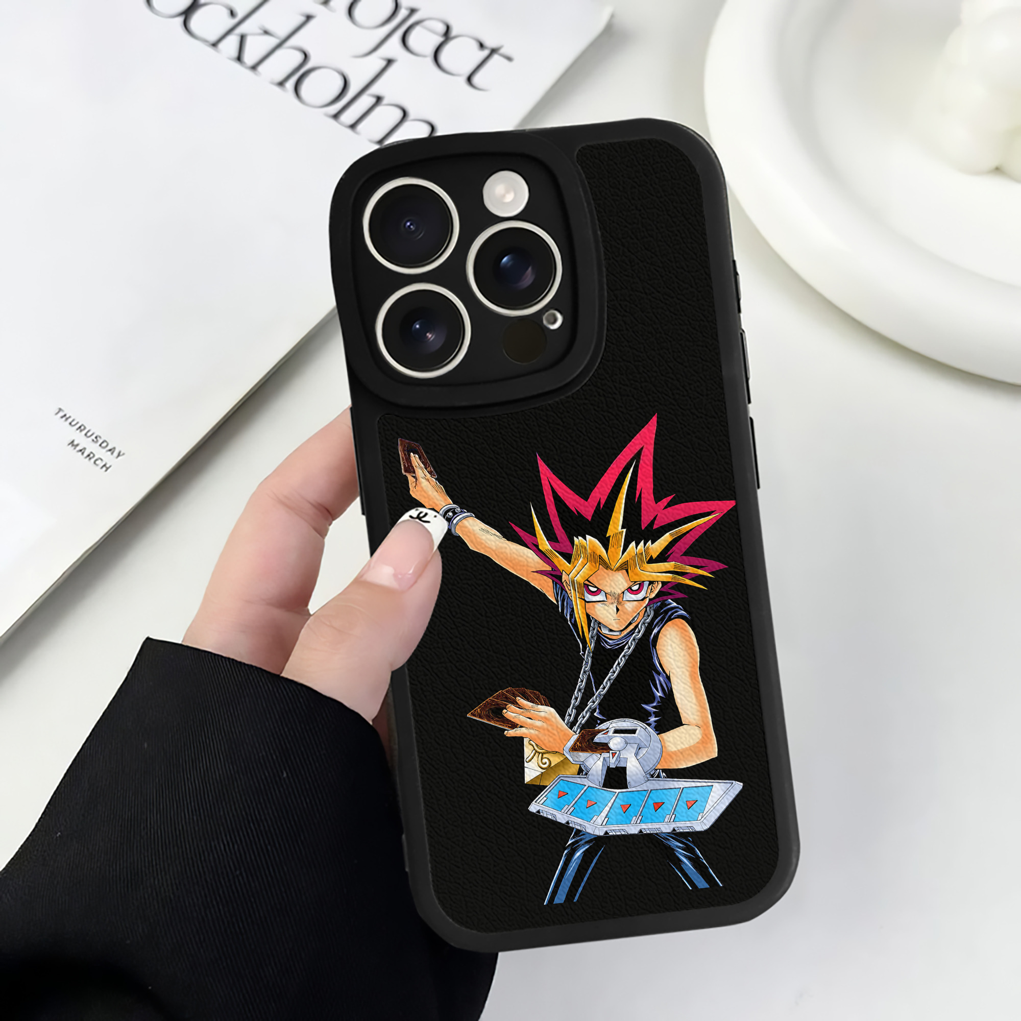（画像用） 遊☆戯☆王 Yu-Gi-Oh! 【iPhone 16シリーズ対応】シリコンスマホケース（レザー調） 材質：シリコン